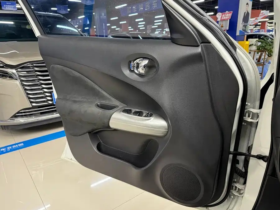 2014 Infiniti ESQ 1.6L Spontaneous Edition