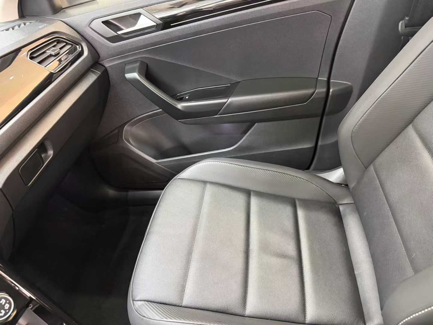 Volkswagen Volkswagen T-Roc 2021 280TSI DSG 2WD Comfort & Intelligent Connect Edition