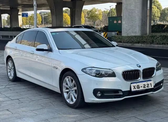 BMW 2014 BMW 5 Series 528Li Luxury Line