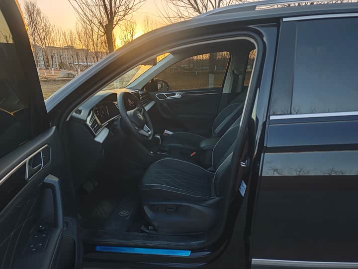 Volkswagen Volkswagen Tiguan L 2025 Outstanding model 300TSI Automatic 2WD Version