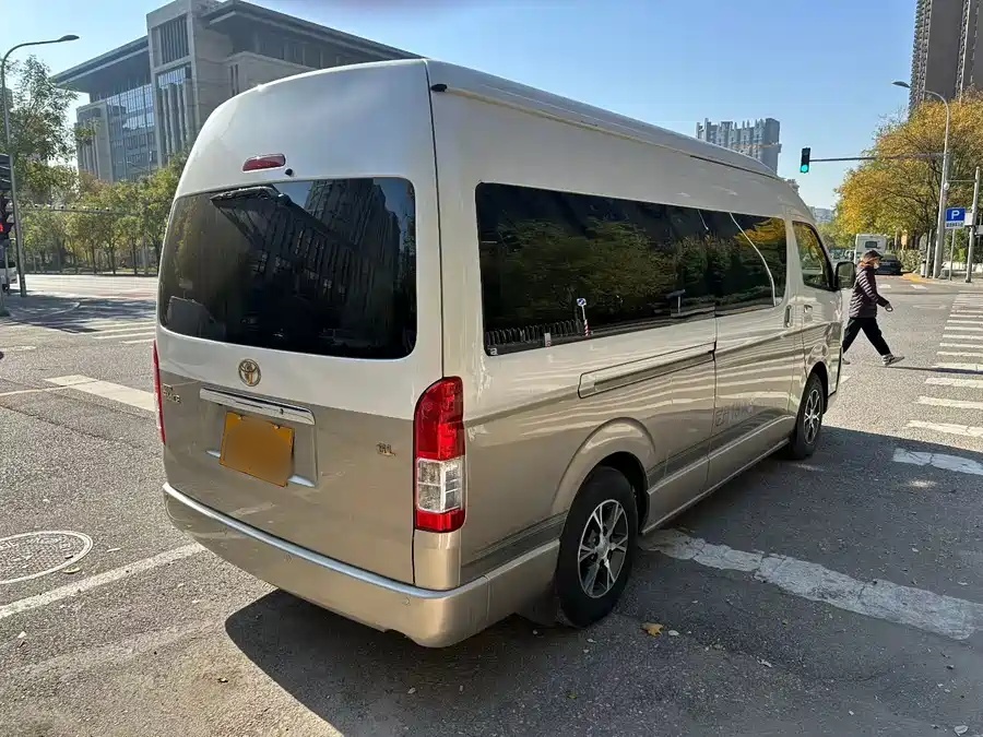 Toyota 2011 Toyota HiAce 2.7L Automatic Standard 13-Seater