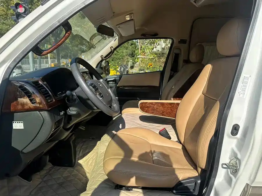 Toyota 2011 Toyota HiAce 2.7L Automatic Standard 13-Seater
