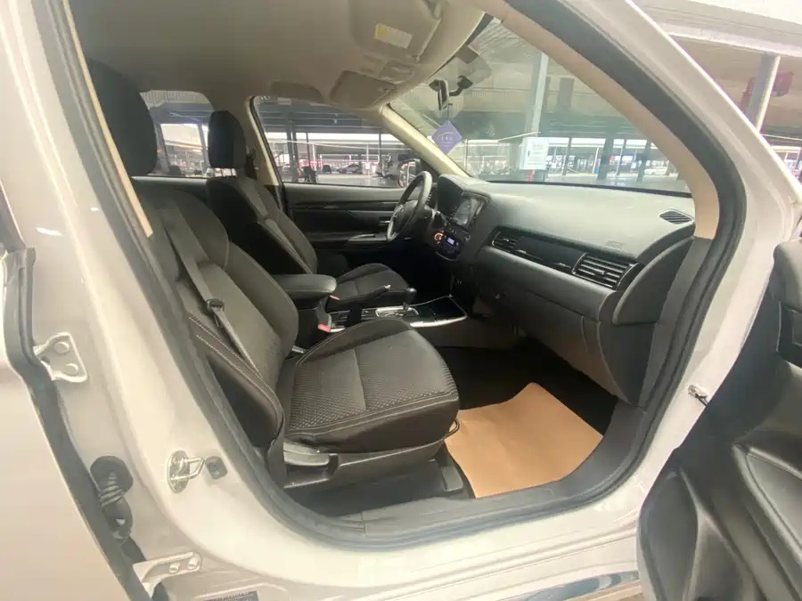 Mitsubishi 2020 Mitsubishi Outlander 2.0L 2WD ES 5-Seat