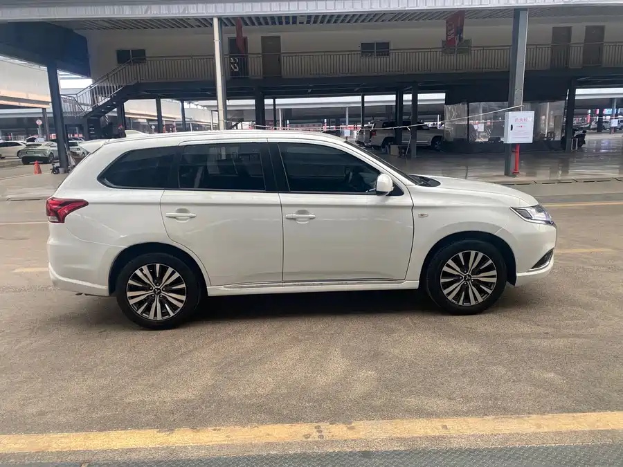 2020 Mitsubishi Outlander 2.0L 2WD ES 5-Seat