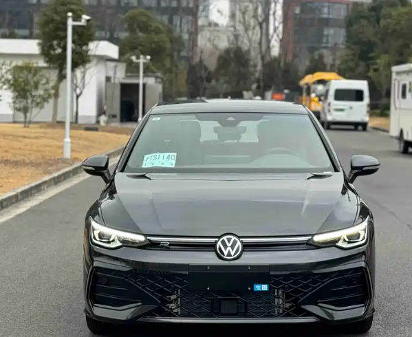 2025 Volkswagen Golf 300TSI R-Line