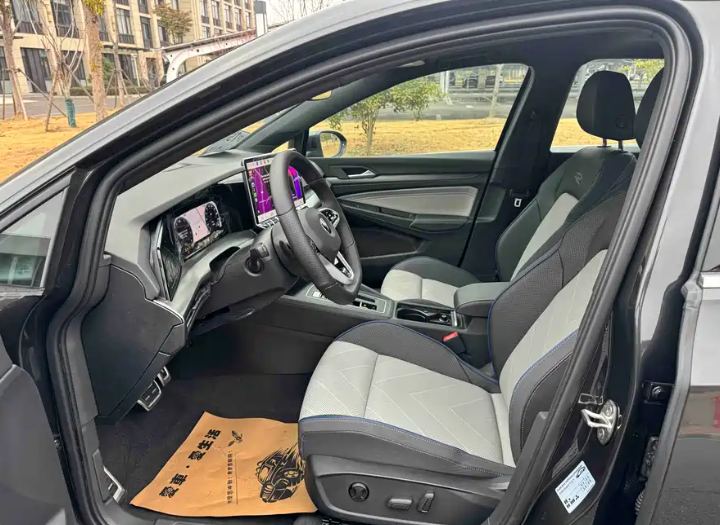 Volkswagen 2025 Volkswagen Golf 300TSI R-Line