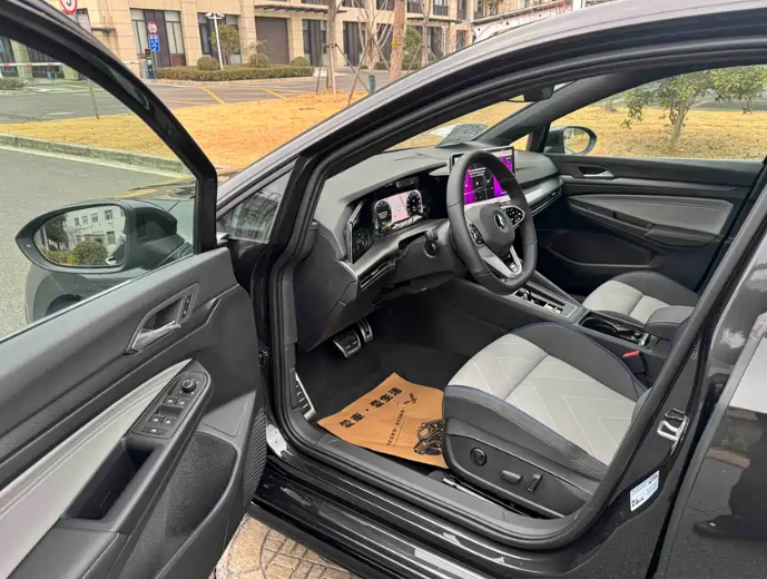 Volkswagen 2025 Volkswagen Golf 300TSI R-Line