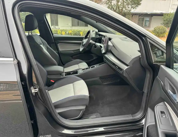 Volkswagen 2025 Volkswagen Golf 300TSI R-Line