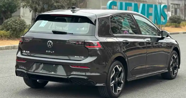 2025 Volkswagen Golf 300TSI R-Line