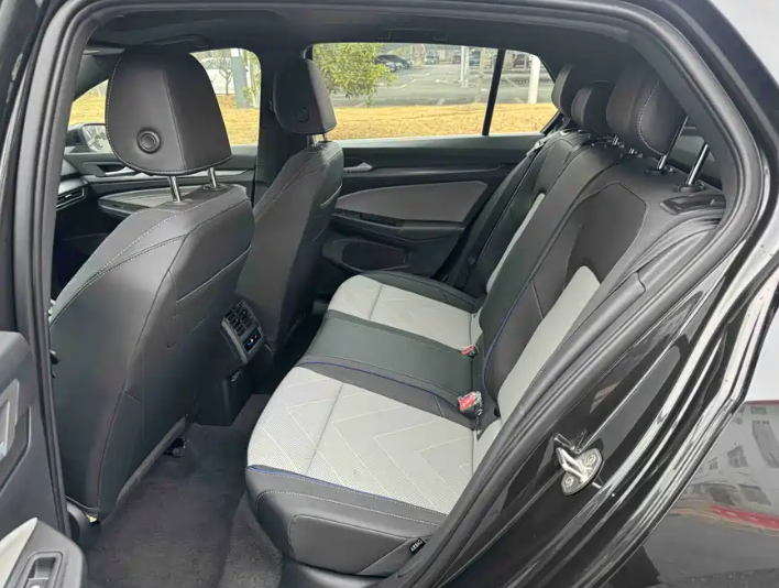 2025 Volkswagen Golf 300TSI R-Line