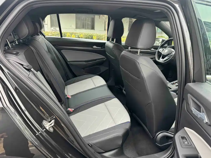 2025 Volkswagen Golf 300TSI R-Line