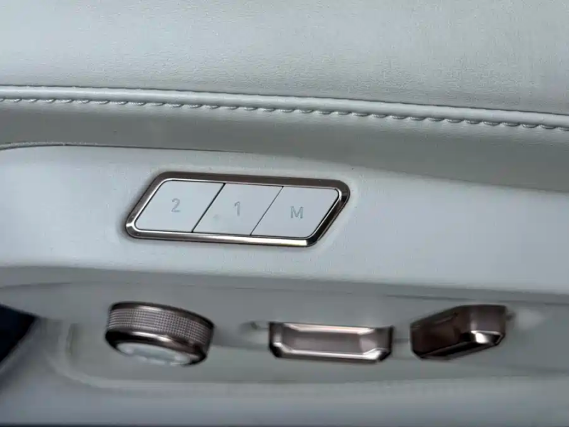 LYNK & CO 2025 Lynk & Co 900 2.0T Ultra