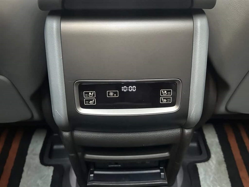 Versão Flagship Super Híbrida 4x4 do Denza N8 2023 com 6 Assentos