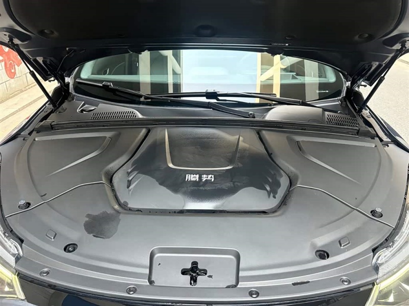 Versão Flagship Super Híbrida 4x4 do Denza N8 2023 com 6 Assentos