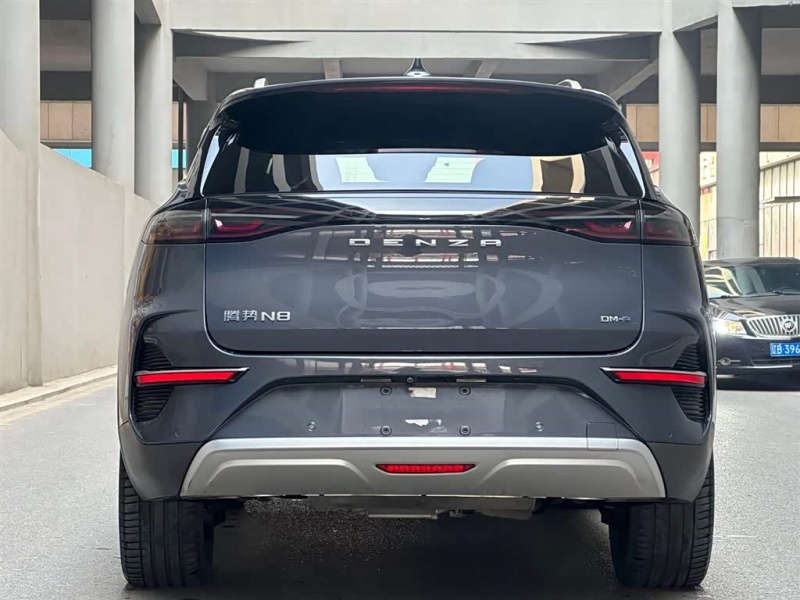 Versão Flagship Super Híbrida 4x4 do Denza N8 2023 com 6 Assentos