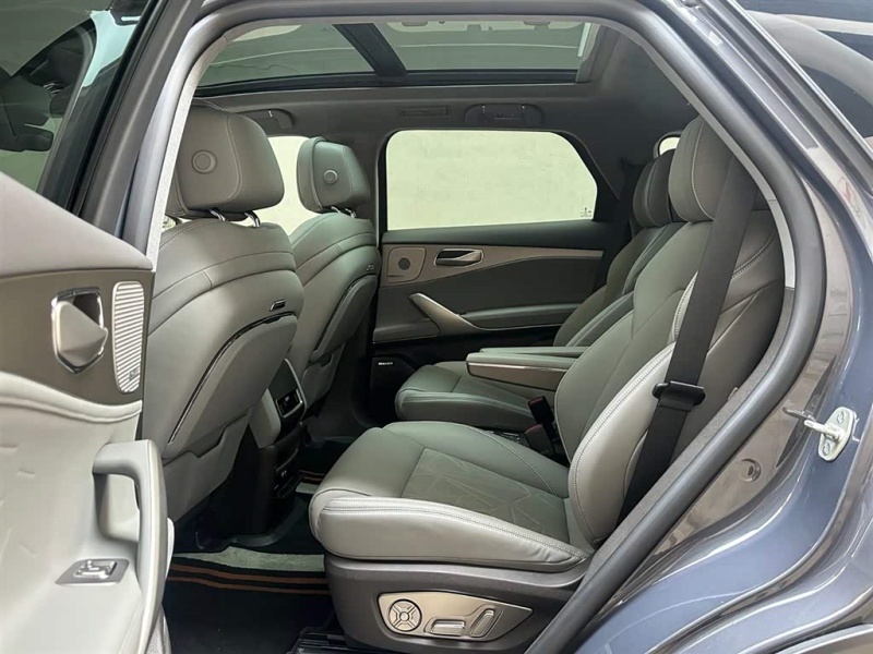 Versão Flagship Super Híbrida 4x4 do Denza N8 2023 com 6 Assentos