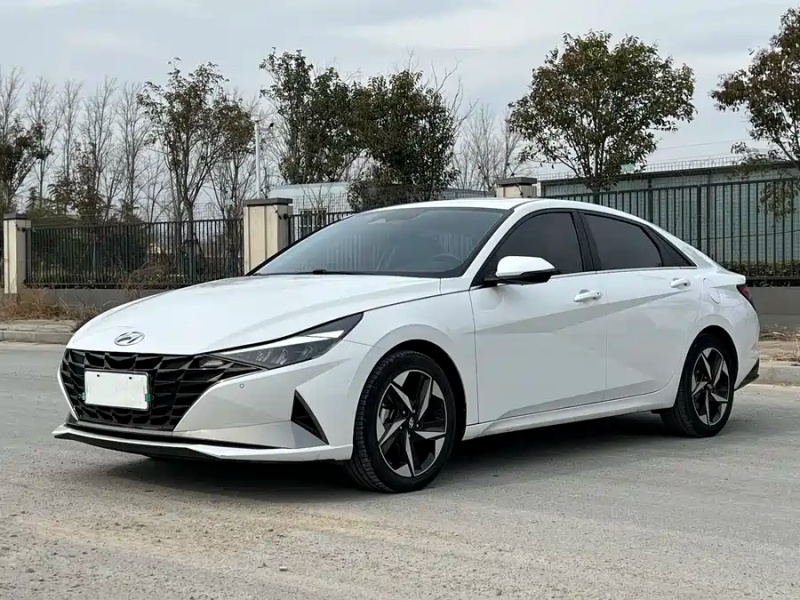 Hyundai Elantra 1.5L CVT LUX (2021)