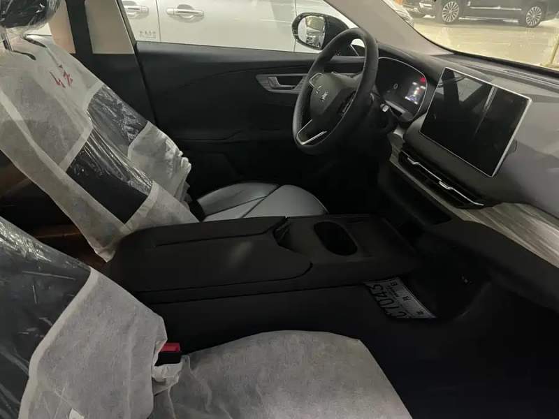 BYD Hongqi E-QM5 2025 500 km Travel Version