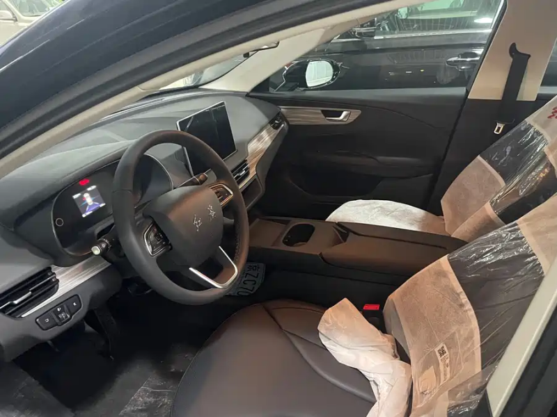 BYD Hongqi E-QM5 2025 500 km Travel Version