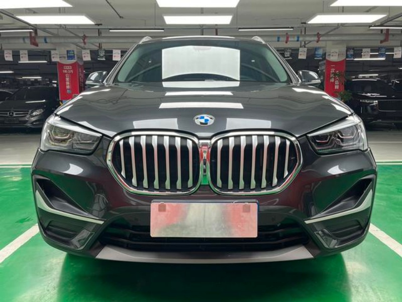 Боковой профиль BMW iX1 2026