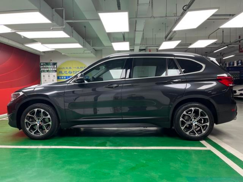 Задняя часть BMW iX1 2026 с горизонтальными фонарями