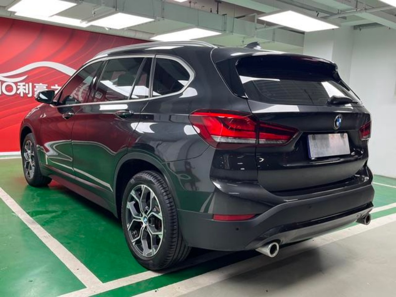 Интерьер BMW iX1 2026 во время обзора