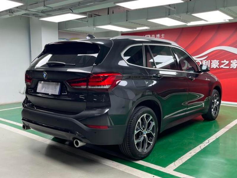 Задний ряд BMW iX1 2026 с простором