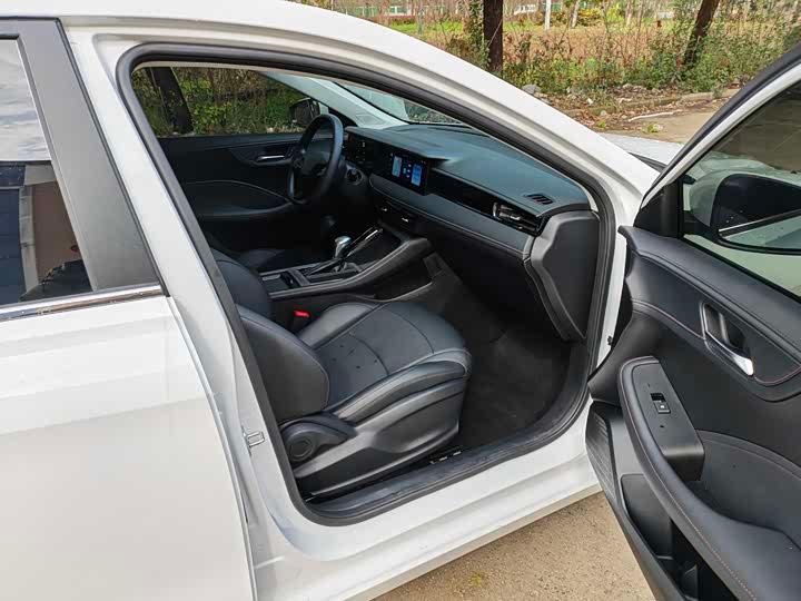 Roewe Roewe i5 2023 1.5L CVT Luxury Edition