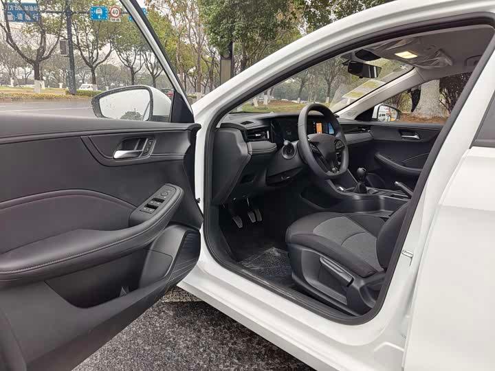 Roewe Roewe i5 2025 1.5L Manual Comfort Edition