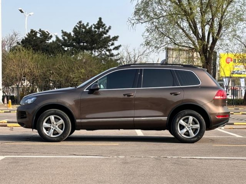 Volkswagen 2011 Volkswagen Touareg 3.0TSI Comfort model, 91,000 km.