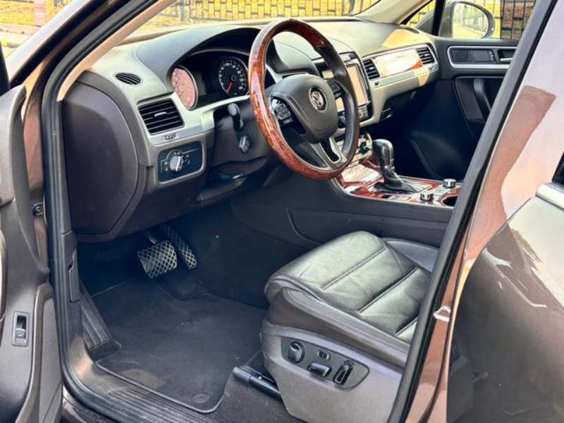 Volkswagen 2011 Volkswagen Touareg 3.0TSI Comfort model, 91,000 km.