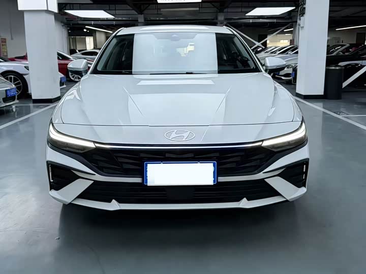 Hyundai Elantra 2022 1.5L CVT LUX edition