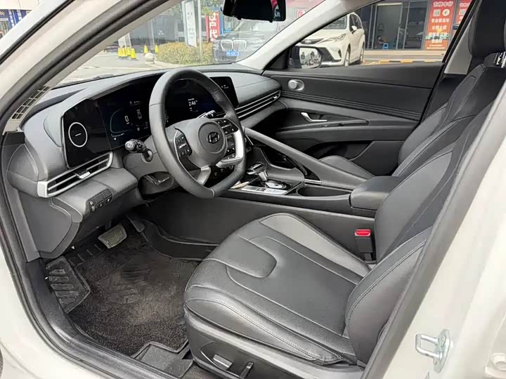 Hyundai Hyundai Elantra 2022 1.5L CVT LUX edition