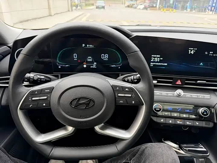 Hyundai Hyundai Elantra 2022 1.5L CVT LUX edition