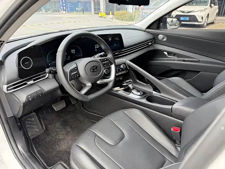 Hyundai Hyundai Elantra 2022 1.5L CVT LUX edition
