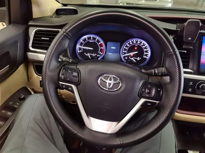 Toyota Highlander 2017 2.0T Two-Wheel Drive Elite 7-SeaterNewly Listed