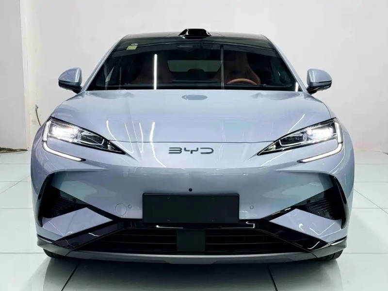 BYD Sealion 7 — боковой профиль, демонстрирующий аэродинамику купеобразного кузова