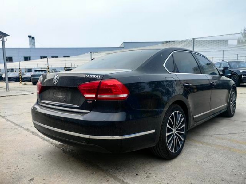 Volkswagen 2015 Volkswagen Passat 2.0TSI DSG Royal Edition, 151,000 km