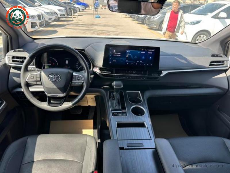 Toyota 2023 Sienna Facelift Hybrid 2.5L Premium Edition 39,100 km